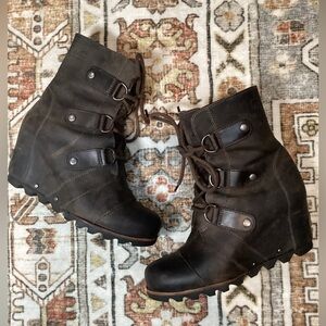Sorel Joan of Arctic Wedge Heel Brown Lace Up Boots Distressed Leather Size 6.5